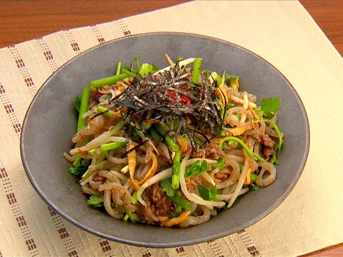 ムクムチム（せりとこんにゃくと焼き肉のサラダ）